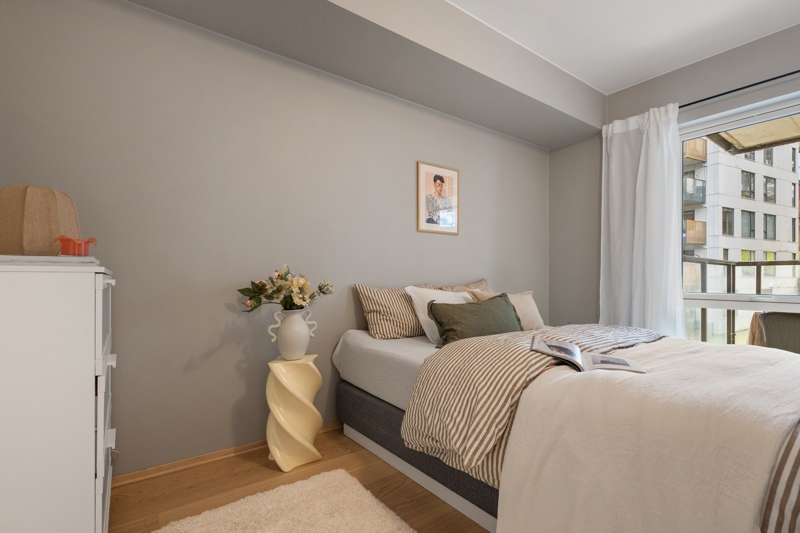 God plass til dobbeltseng med tilhørende skapmøblement! Galleribilde