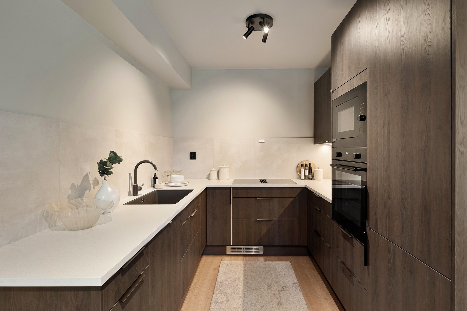 Kjøkkenet har integrerte hvitevarer som mikroovn, oppvaskmaskin, kjøl/fryseskap, platetopp og stekeovn. Galleribilde