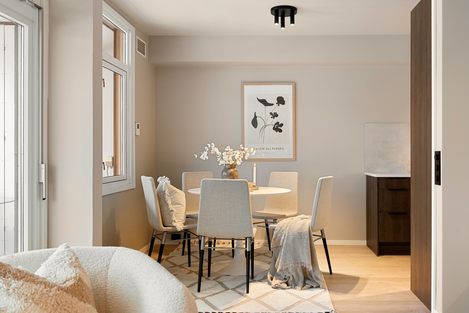 God plass til langbord, perfekt for sosiale sammenkomster med venner og familie. Galleribilde