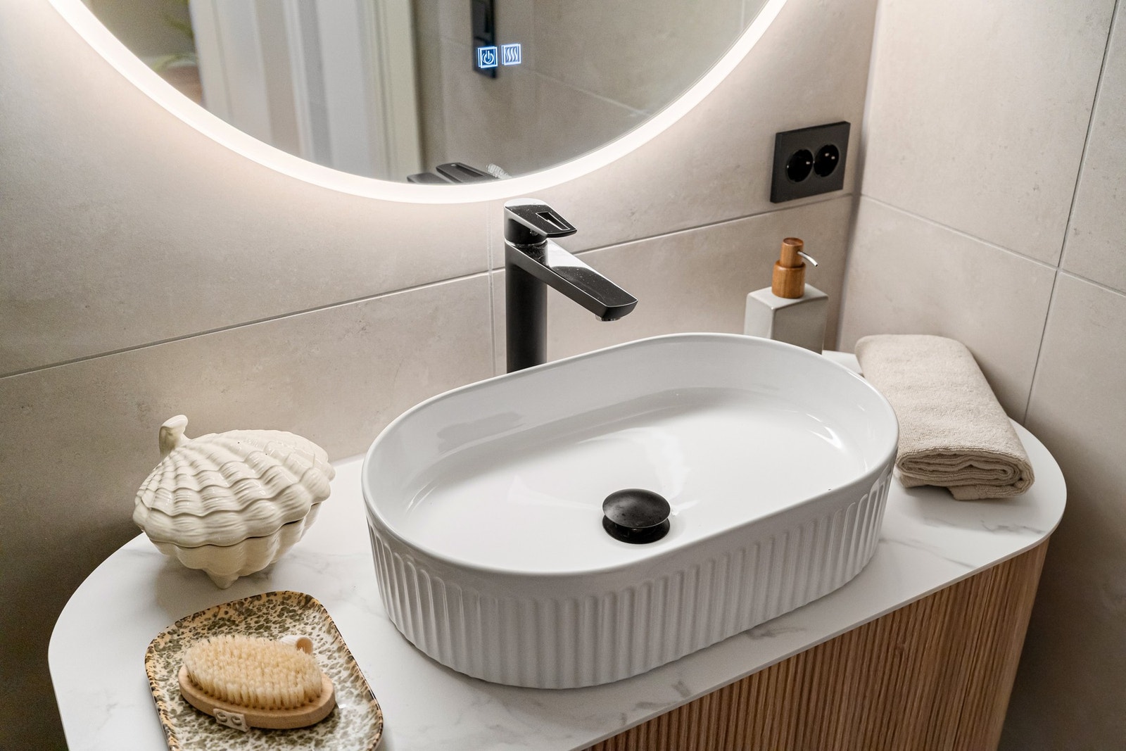 Servant i skap. Galleribilde