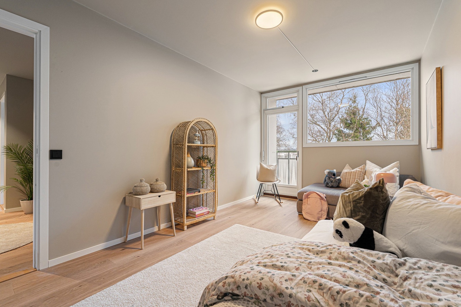 Rommet har god plass til dobbeltseng, skrivebord og garderobeløsning etter eget ønske. Galleribilde