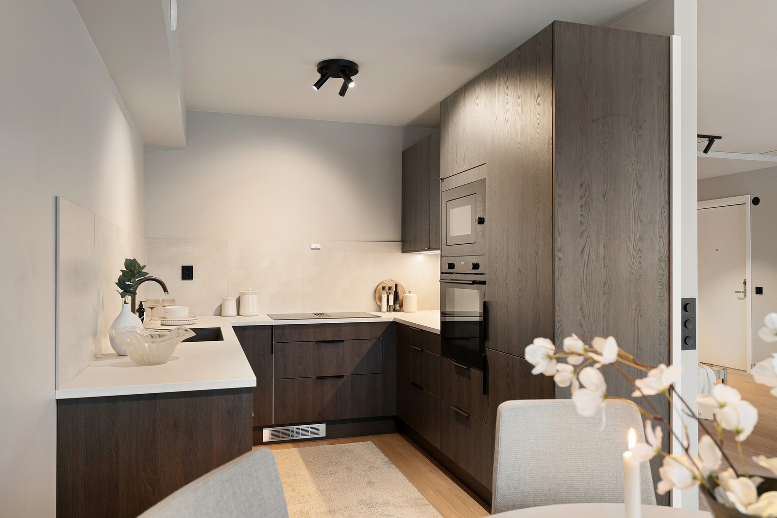 Moderne kjøkken med mye skap- og benkeplass. Galleribilde