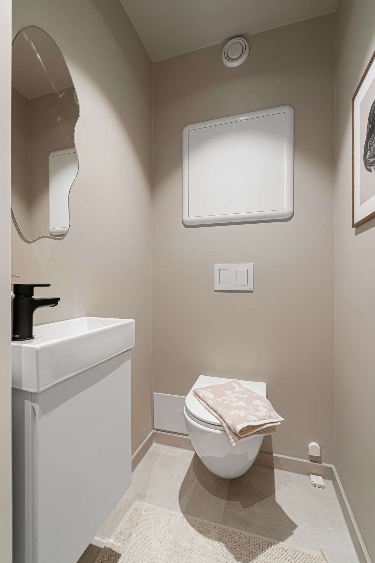 Separat toalettrom vurdert til TG0 med flislagt gulv med gulvvarme. Galleribilde