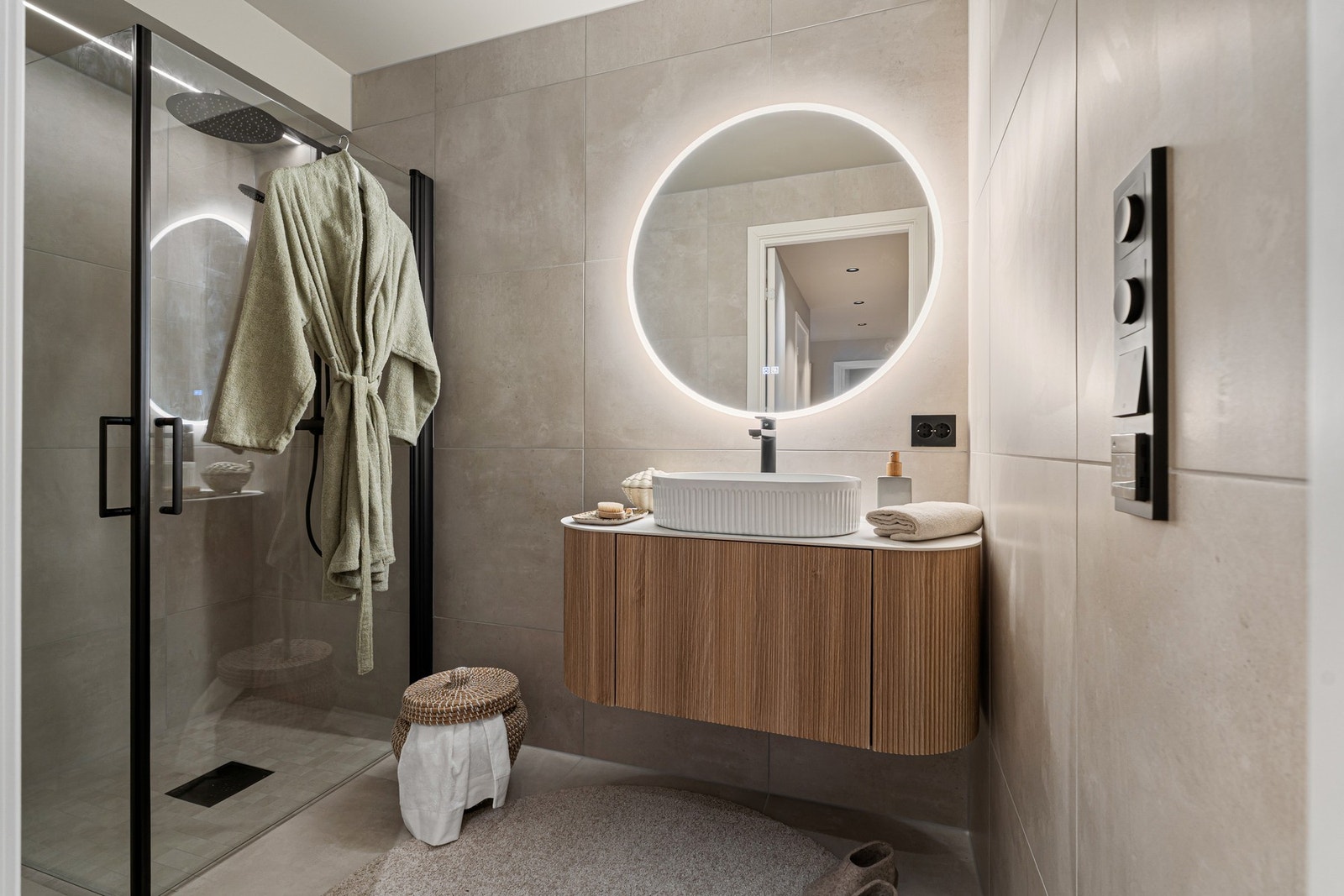 Delikat og moderne flislagt bad med behagelig gulvvarme. Galleribilde