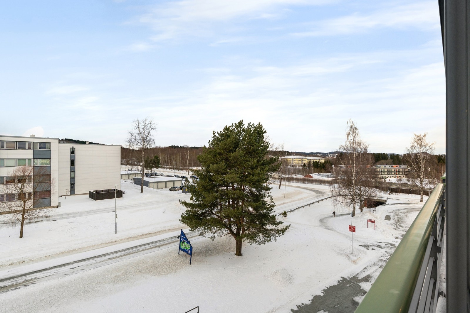 Parkering på felles biloppstillingsplass i borettslaget. Borettslaget har 95 frittstående garasjer i rekke. Ledige garasjer tildeles av TOBB. Galleribilde