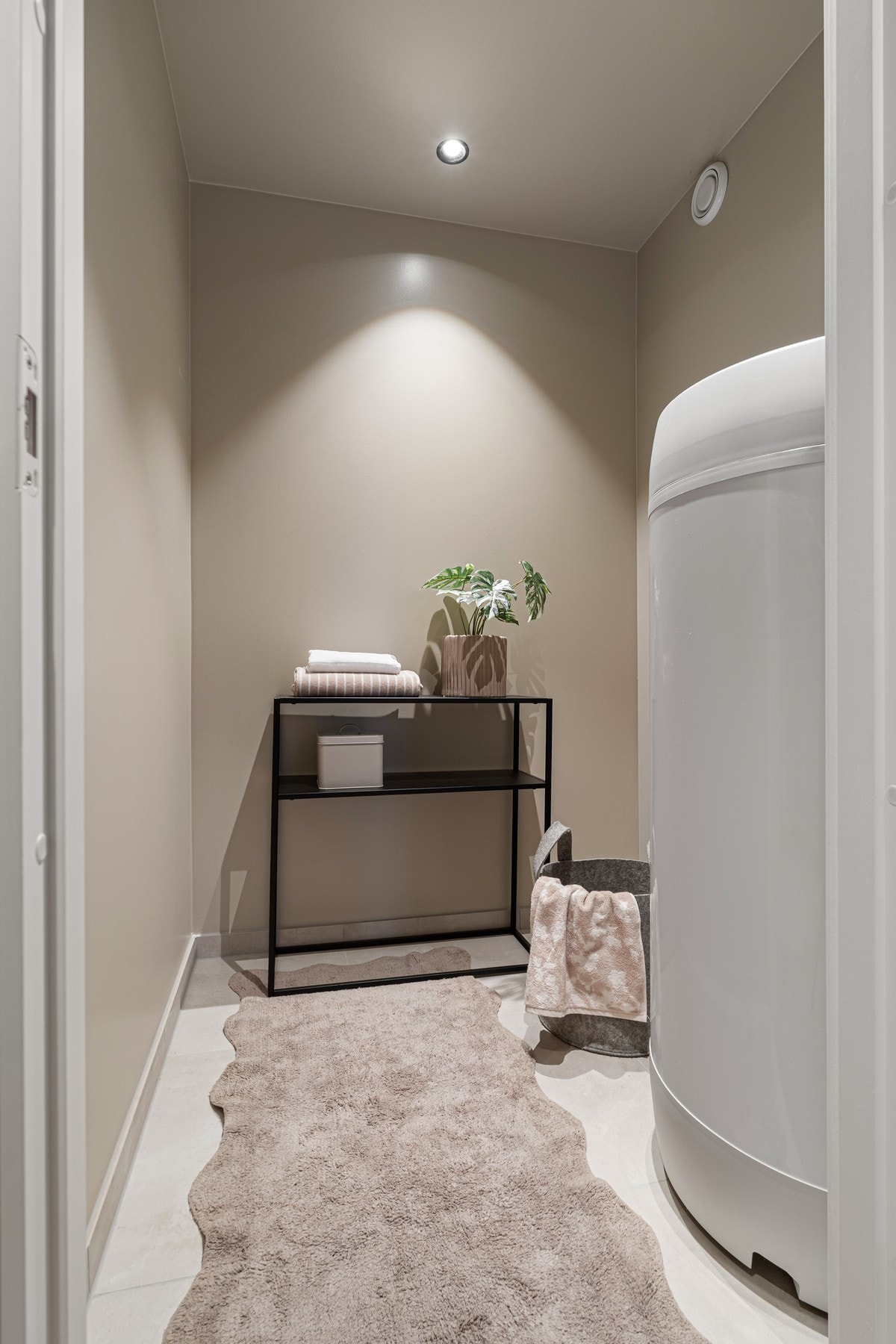 Eget vaskerom vurdert til TG0 av takstmann. Flislagt gulv med gulvvarme og opplegg til vaskemaskin. Galleribilde