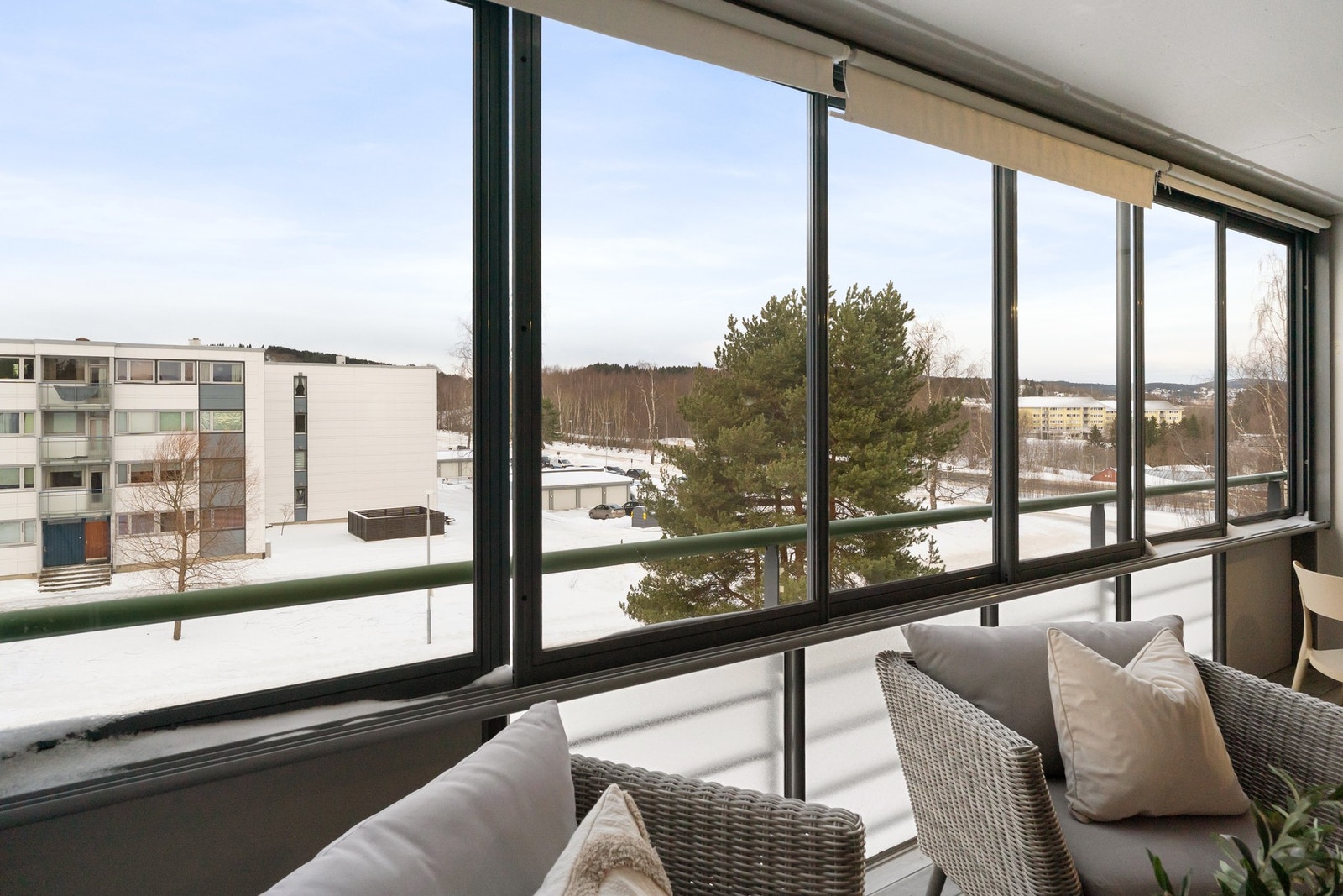 Den innlessede balkongen fungerer som en utvidelse av stuen og kan fint benyttes hele året. Galleribilde