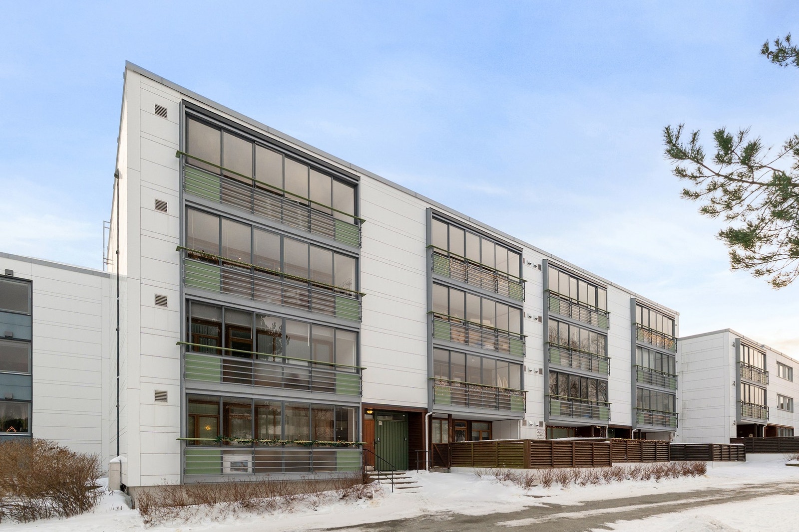 Leiligheten ligger i et rolig og etablert boligområde på Kolstad. Meget barnevennlig område med lite trafikk og lekeplasser for barn i gatetun. Galleribilde