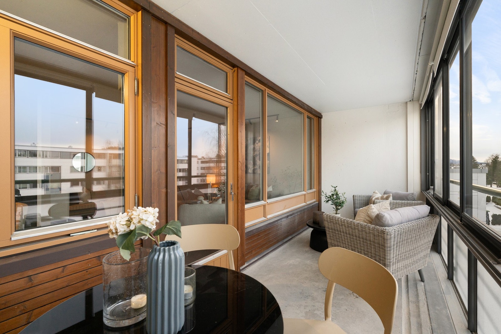 Fra stuen er det direkte utgang til en vestvendt innglasset balkong. Galleribilde