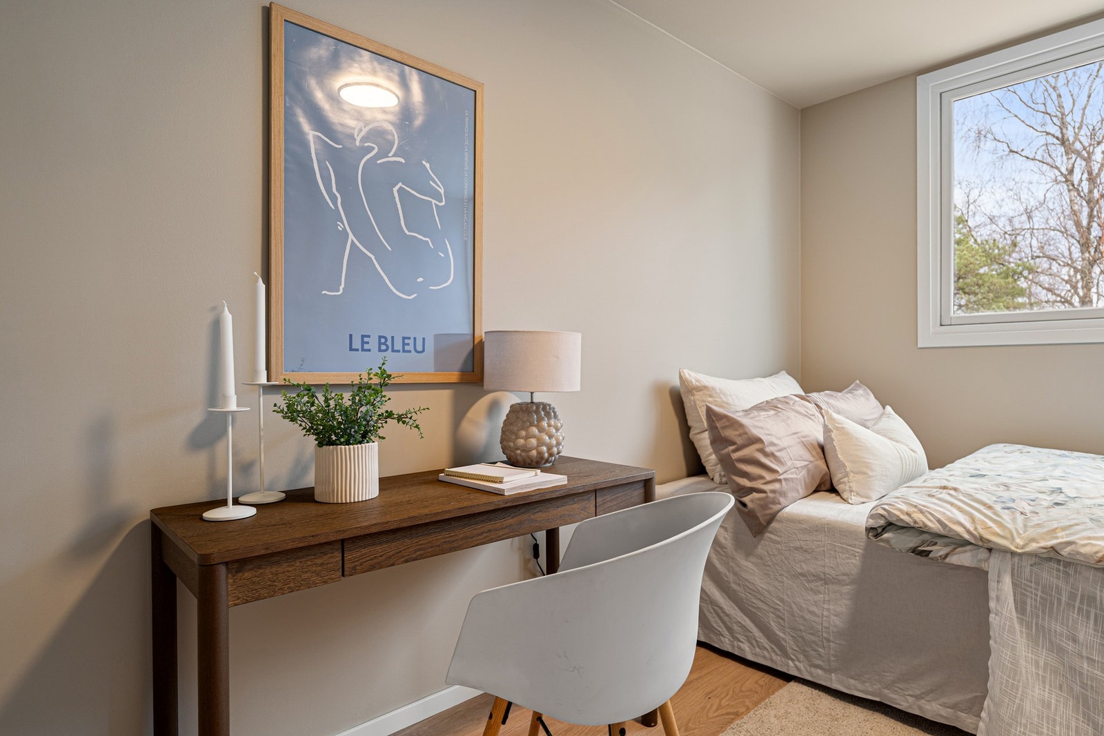 God plass til dobbeltseng, skrivebord og ulike garderobeløsninger. Galleribilde