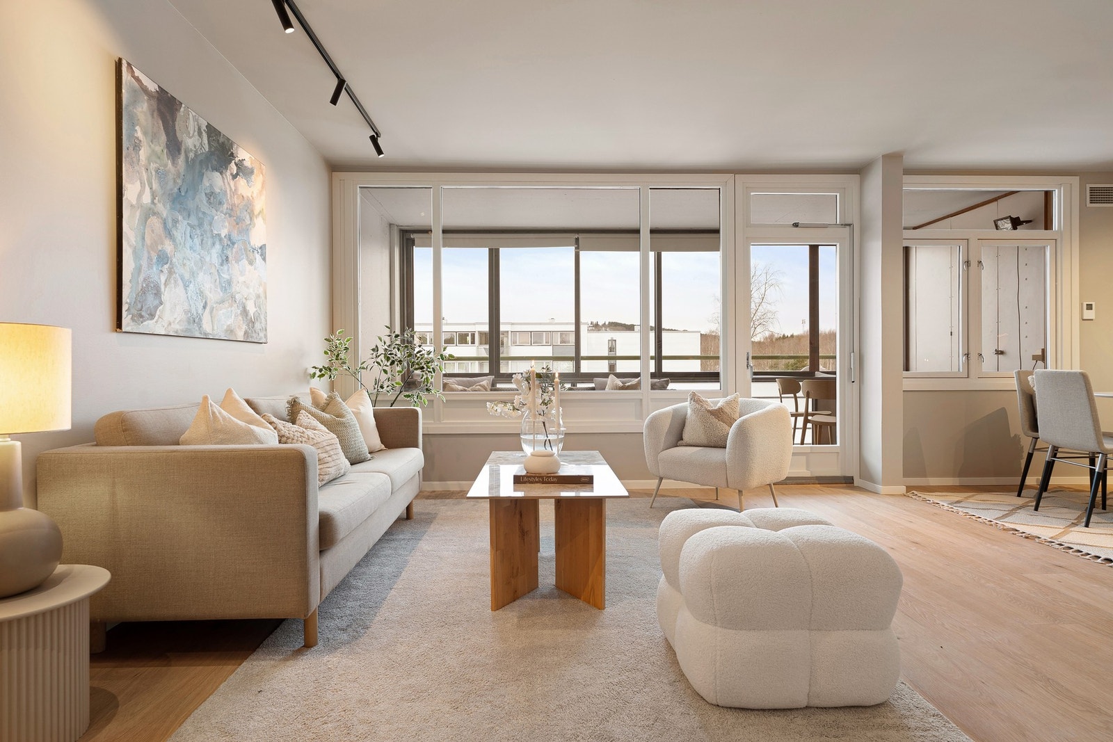 Leiligheten har store vindusflater som slipper inn rikelig med naturlig lys. Galleribilde