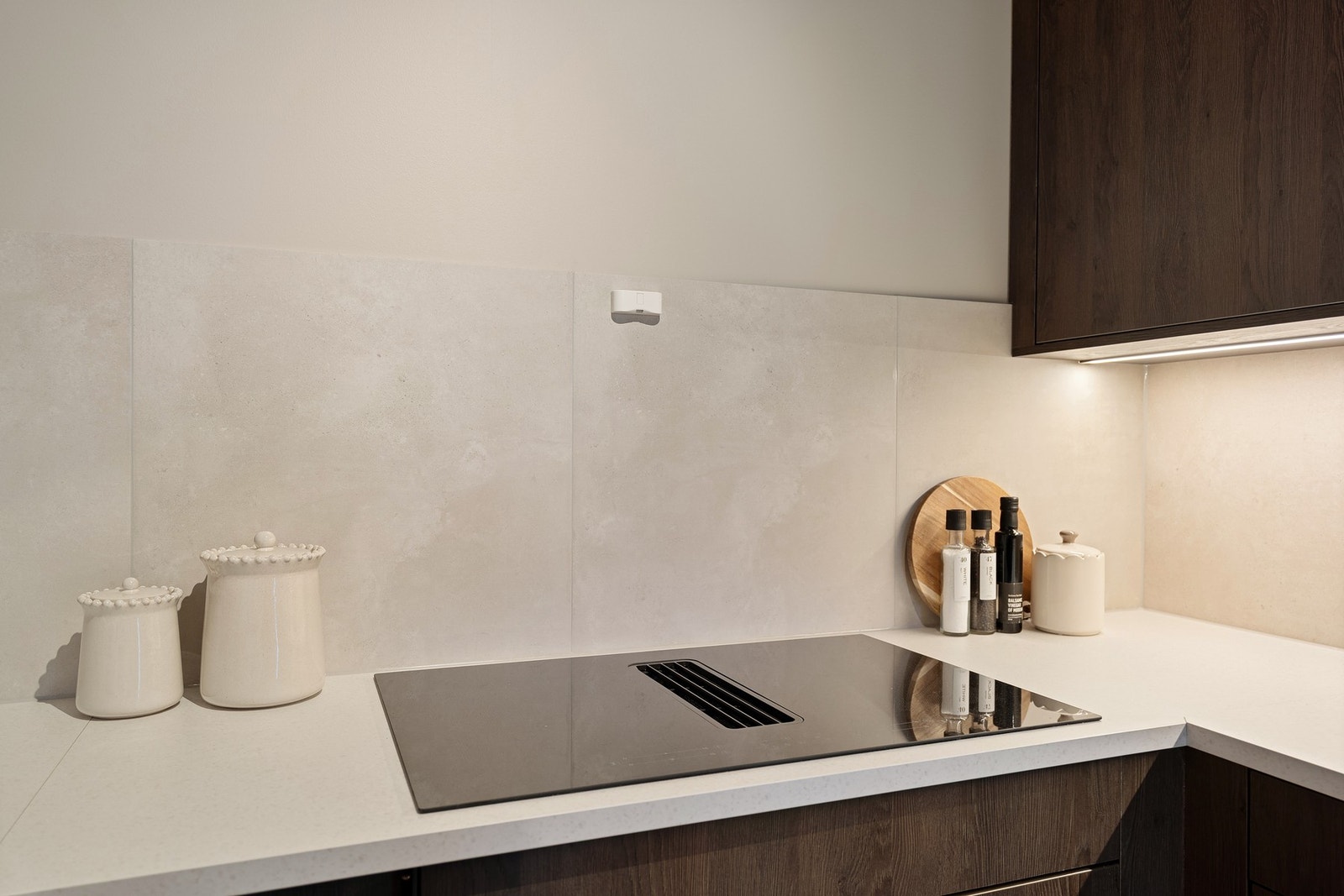 Nedfelt platetopp med integrert avtrekksvifte. Galleribilde