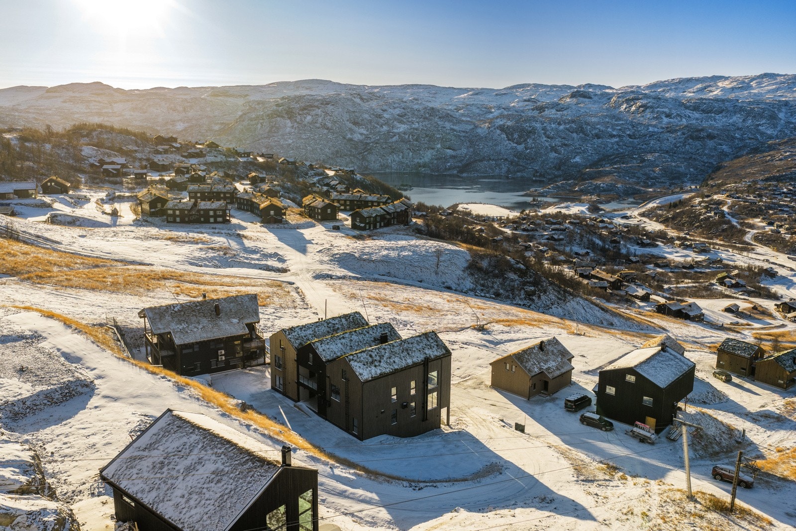 Nyt det beste av fjellivet med denne fritidsleiligheten, strategisk plassert like ved Råsehallet i Vågslid. Med direkte tilgang til Haukelifjell Skisenter og høyfjellsløypene for langrenn, er dette en drømmedestinasjon for vinterentusiaster. Galleribilde