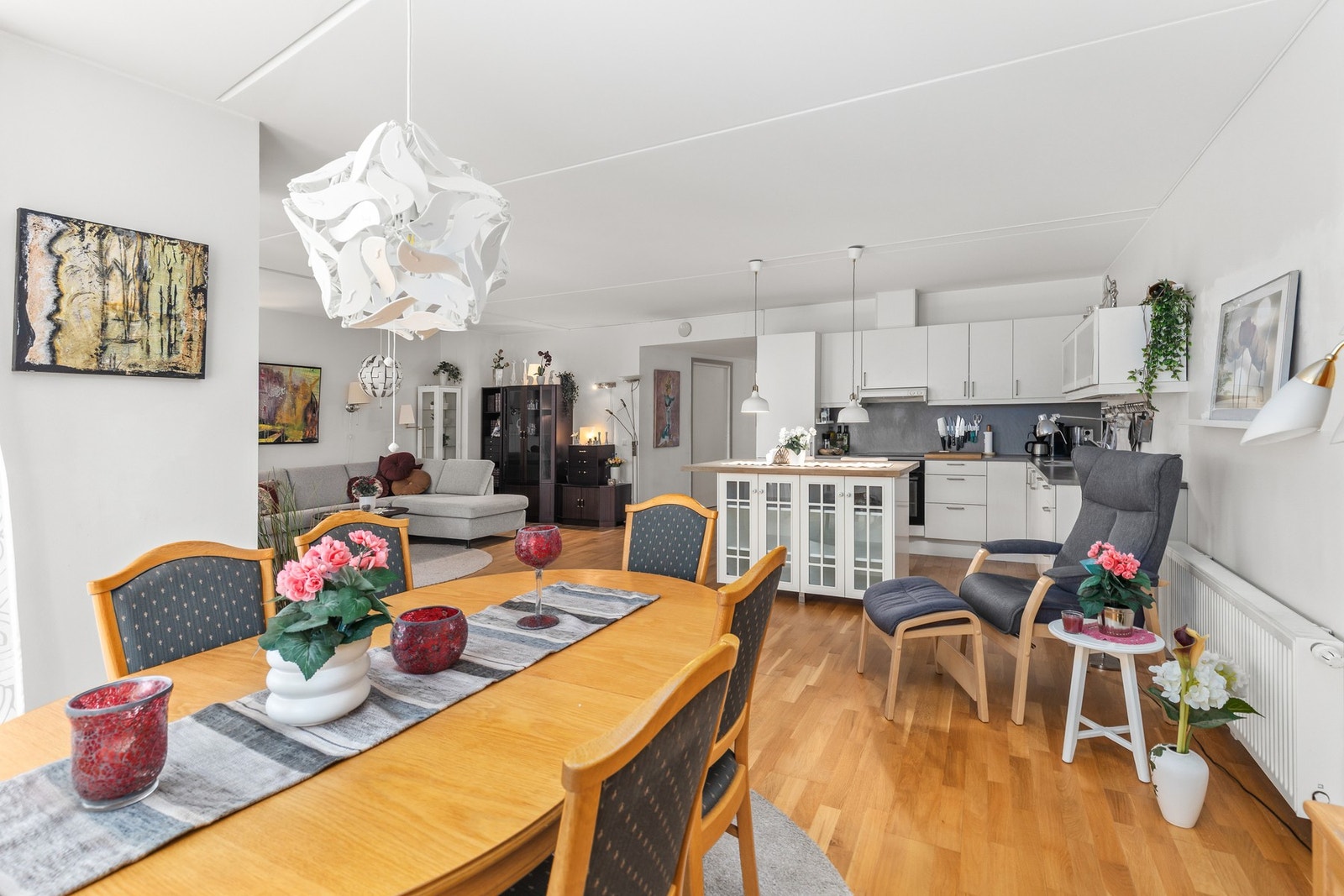 Du har naturlig overgang fra stue til spisestue/kjøkken. Galleribilde