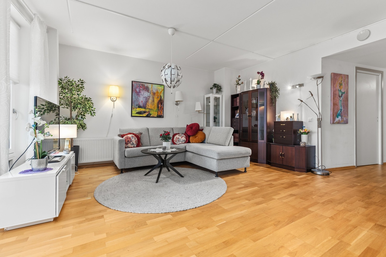 Lys og romslig stue/kjøkken løsning på 47 kvm. Galleribilde