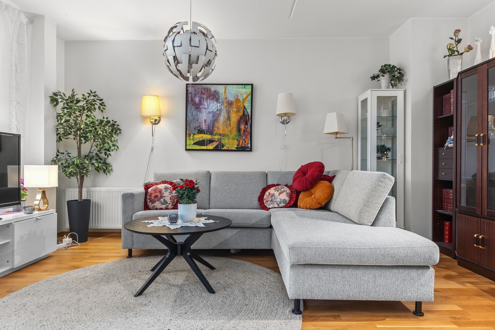 Stuen har flere naturlige innrednings seksjoner. Galleribilde