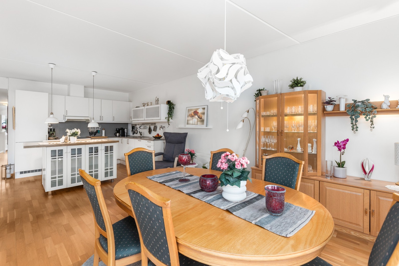 God plass for å innrede med stort spisebord som et samlingspunkt i rommet. Galleribilde