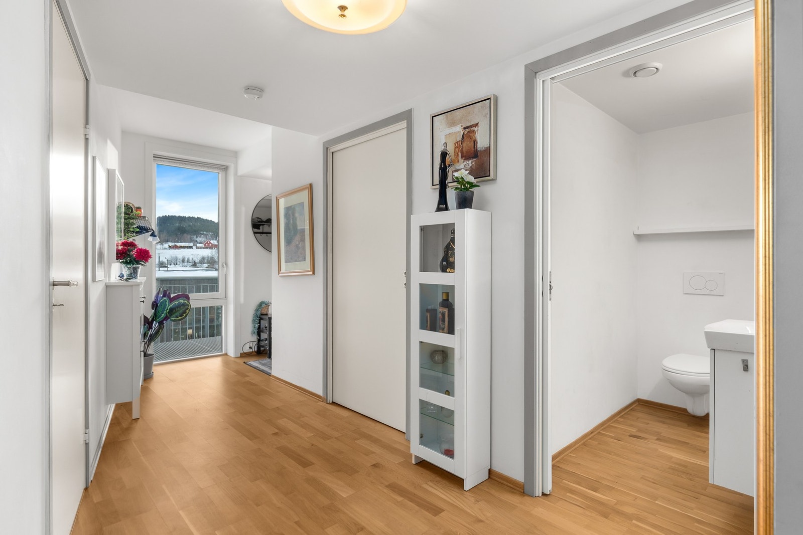 Romslig gang. Galleribilde