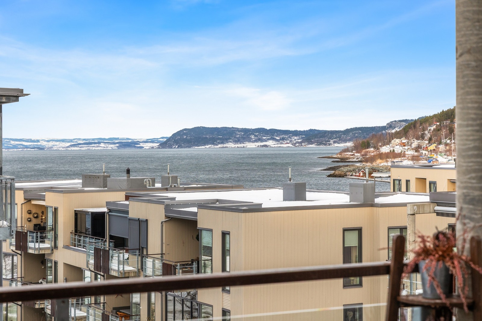 Fra leilighetens balkong får du flotte utsiktsforhold. Galleribilde