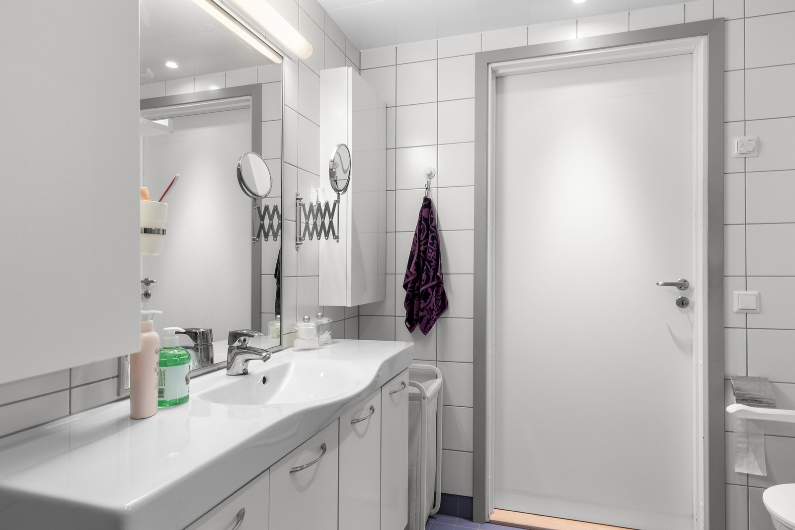 Utstyrt med innfellbare dusjdører, opplegg for vaskemaskin, servant, servantskap, veggmontert wc og rørskap. Galleribilde