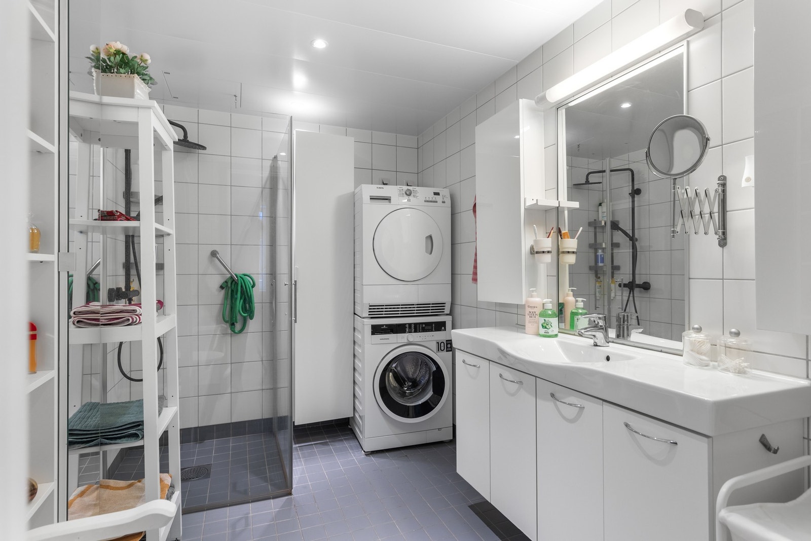 Helfliset bad på 5,8 kvm, med gulvvarme. Galleribilde