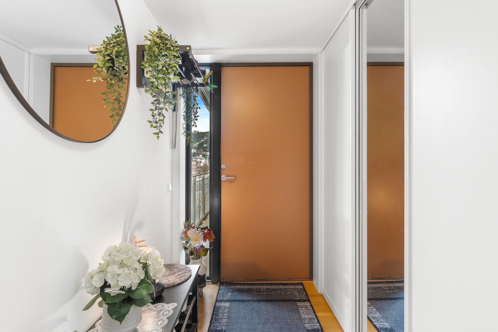 Entre på 3,7 kvm med integrert skyvedørsgarderobe. Galleribilde