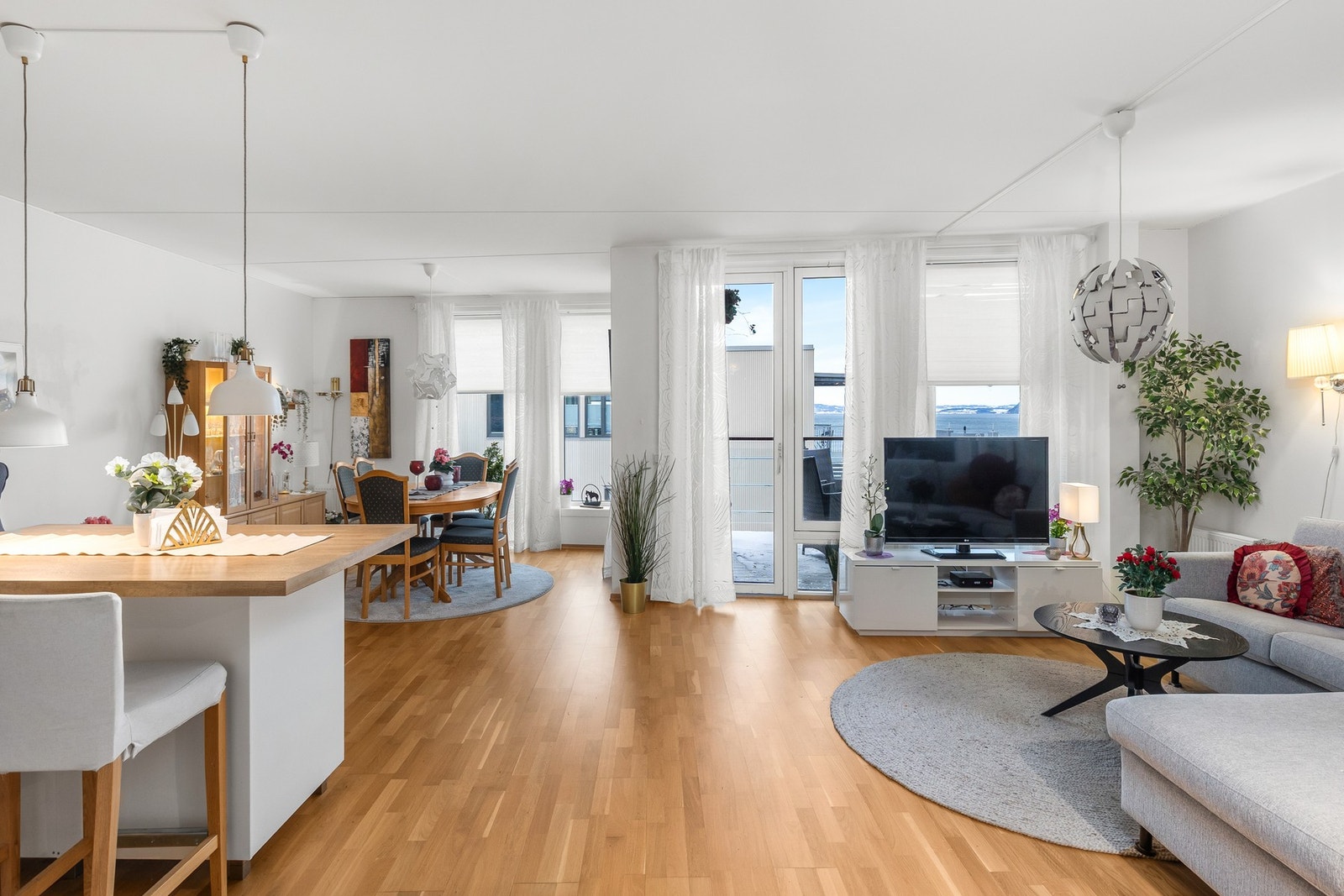 Store vindusoverflater som gir rikelig med naturlig lysinnslipp. Galleribilde