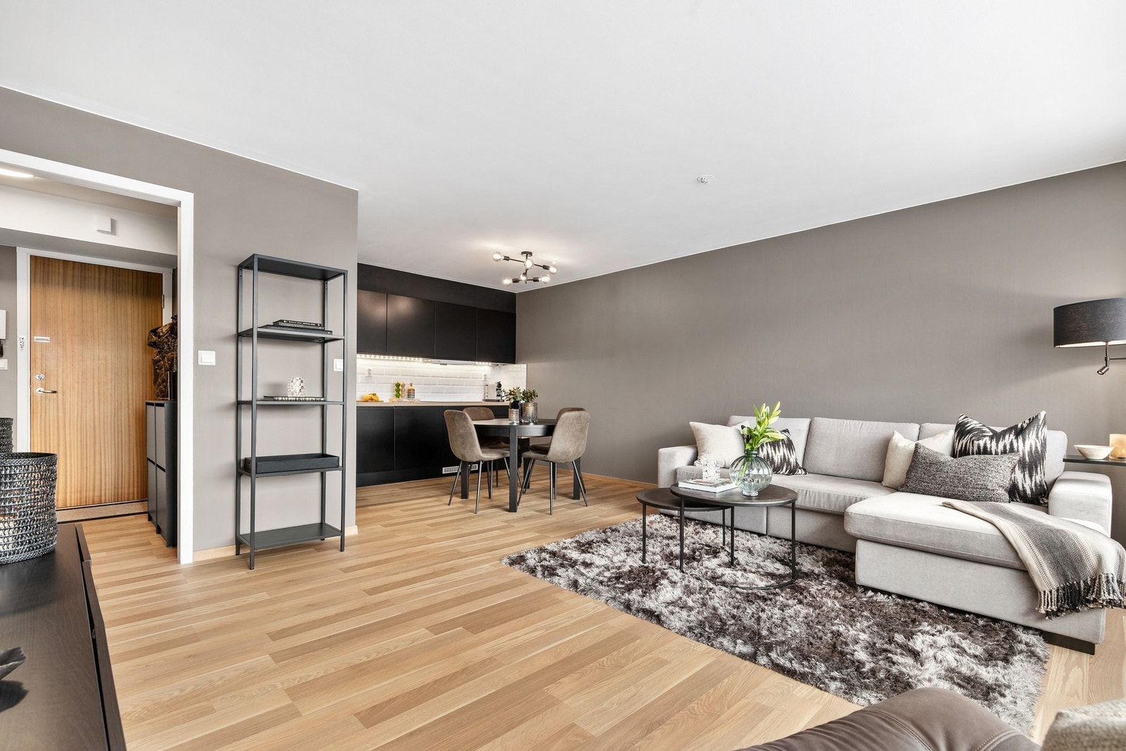 Leiligheten har en praktisk åpen stue/kjøkkenløsning Galleribilde