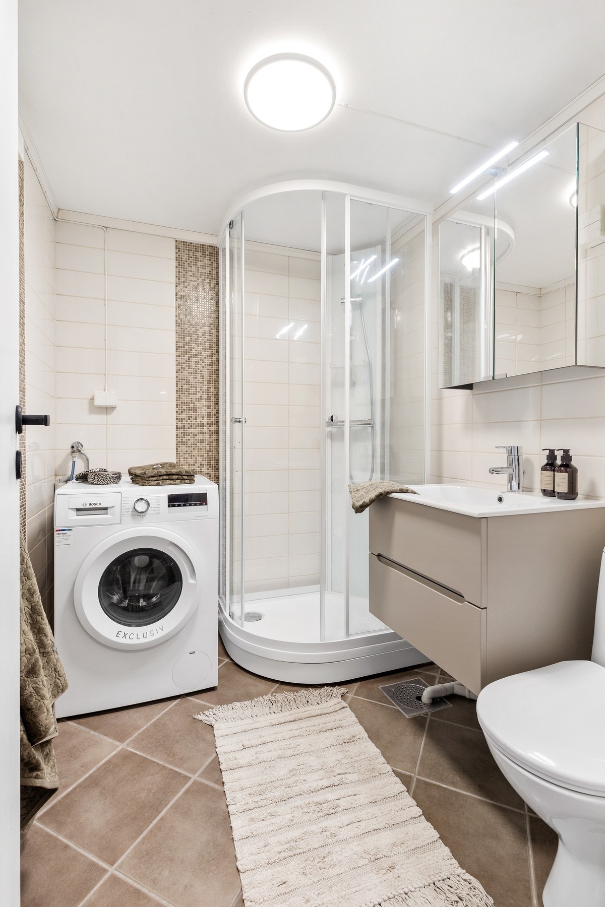 Pent flislagt bad fra 2008 med gulvvarme Galleribilde