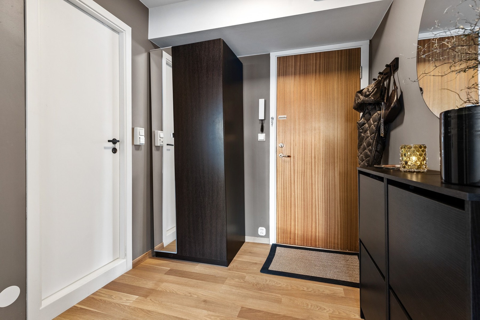 Entré av fin størrelse med plass til garderobeskap Galleribilde