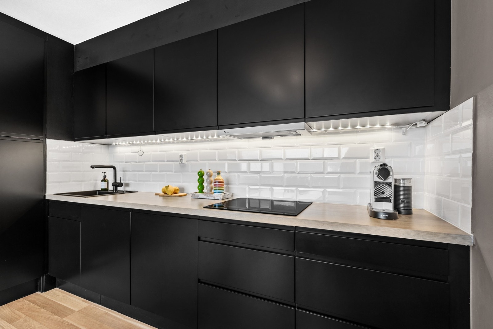 Det er godt med skapplass. Kjøkkenet har laminert benkeplate og flislagt vegg. Galleribilde