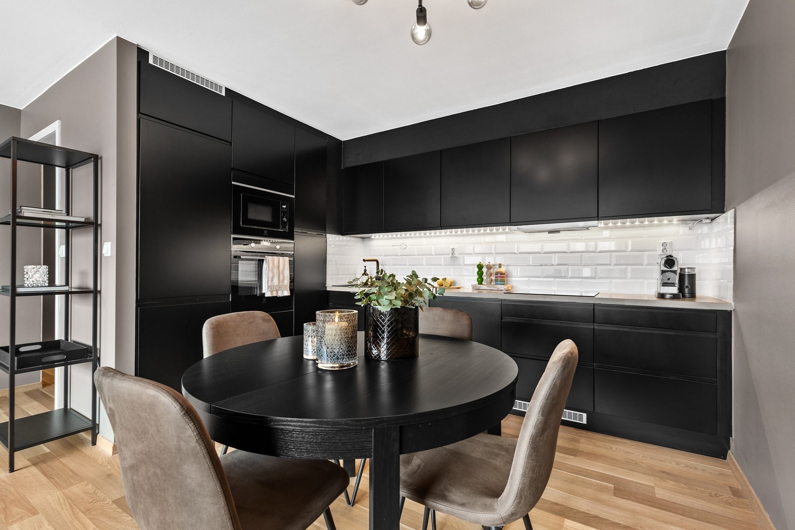 Lekkert kjøkken fra 2020 med slette fronter og integrerte hvitevarer Galleribilde