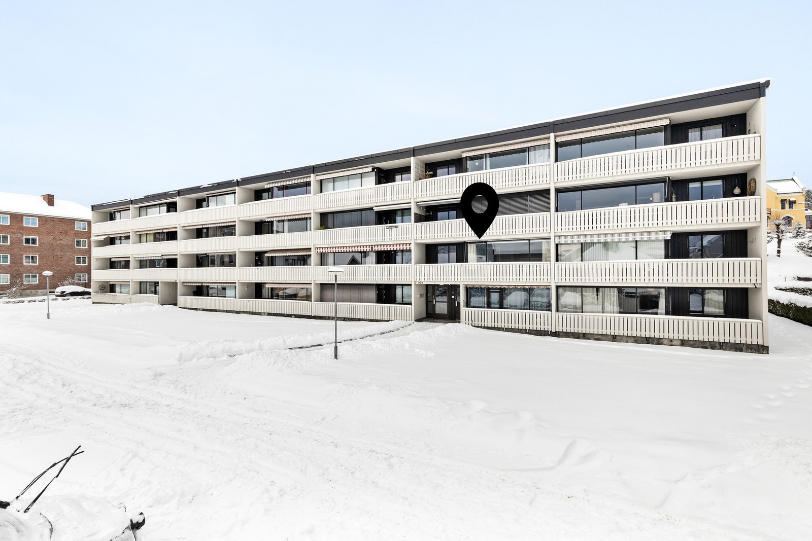 Flott internbeliggenhet i blokkens 2. etasje. I forkant av blokken er det en grønn og frodig gressplen med sittegruppe på sommerstid Galleribilde