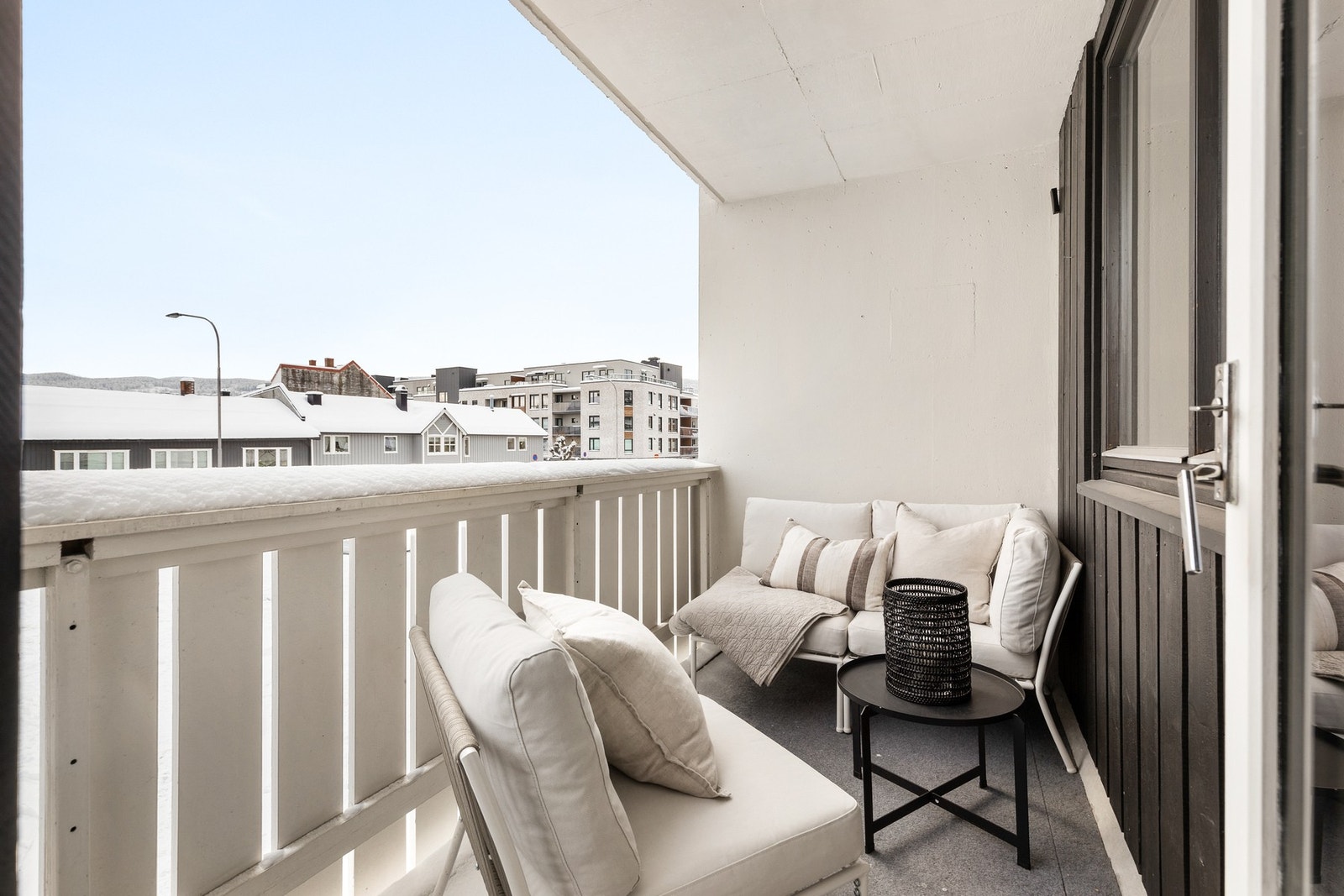 Koselig sydvendt balkong med lite innsyn og åpen utsikt Galleribilde