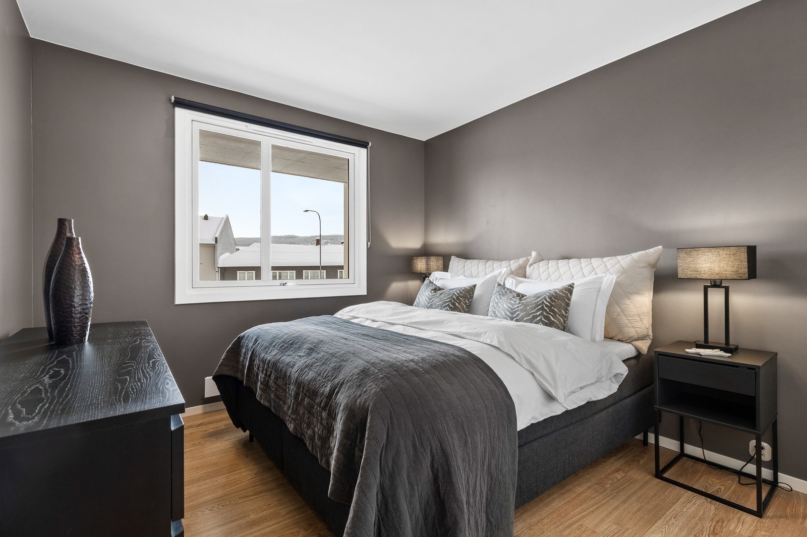 Romslig soverom malt i en behagelig og tidsriktig farge Galleribilde