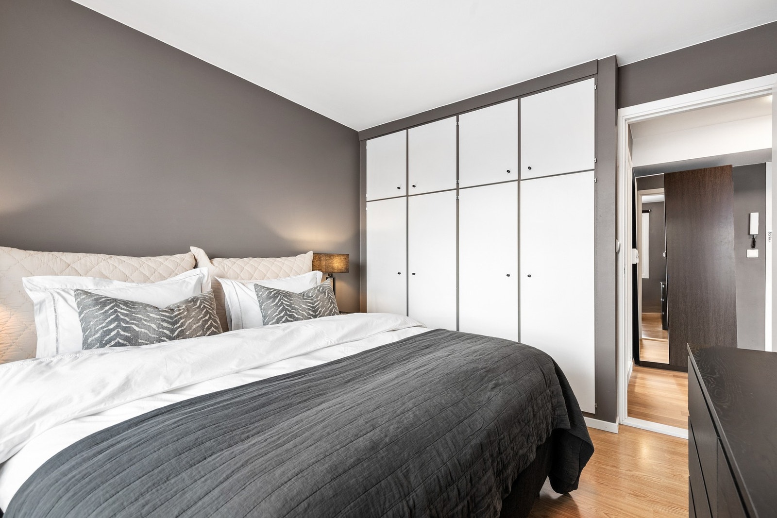 Soverommet har integrert garderobeskap med god lagringsplass Galleribilde