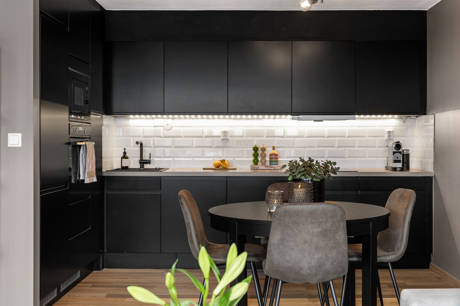 Dette er en stilren leilighet med en fin planløsning og en gjennomgående god standard Galleribilde