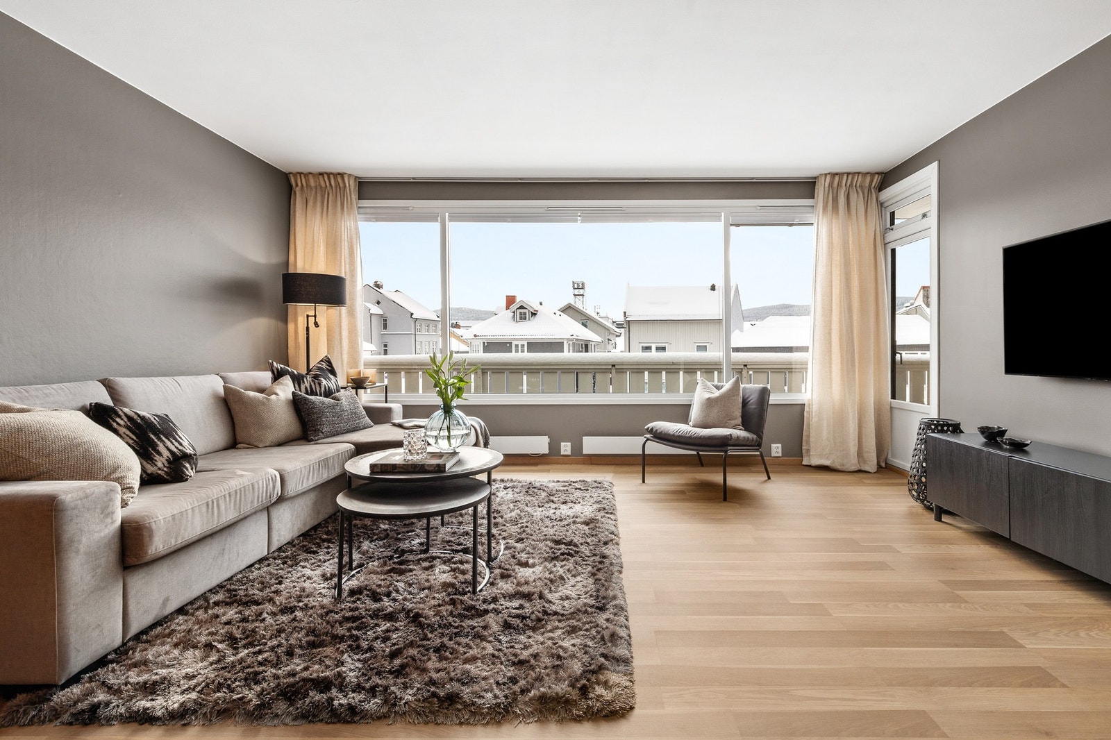 I stuen er det god plass til både sofa, spisebord og det en måtte ønske. Stuevinduer har utvendige persienner. Galleribilde