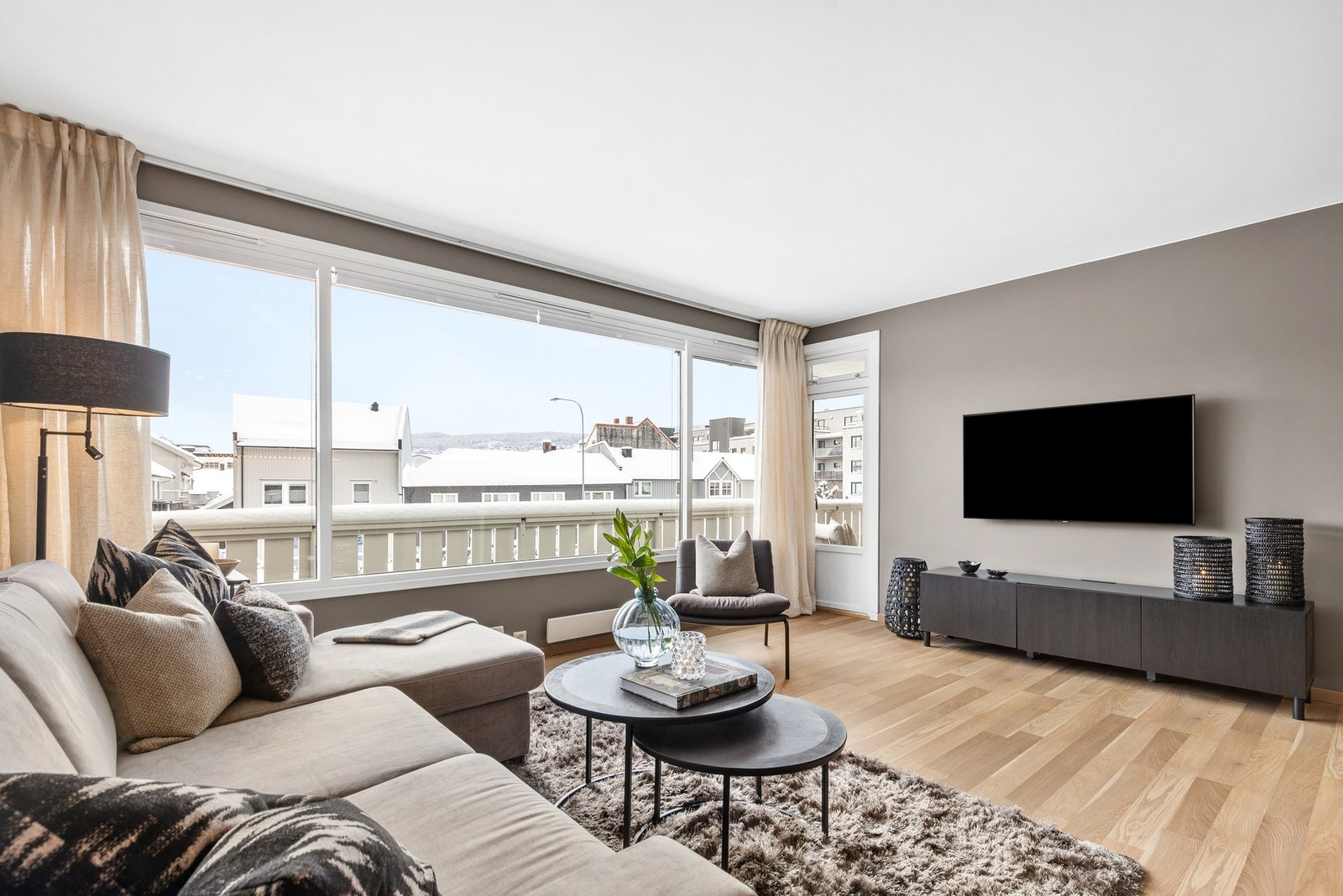 Ida Schjølberg v/ EIE eiendomsmegling ønsker velkommen. Foto: Trond Reder v/ Image Day Galleribilde