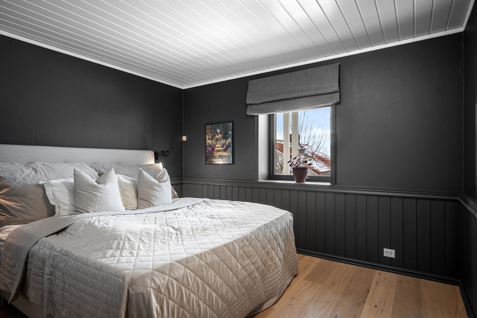 Romslig hovedsoverom kan også være en stue om en ommøblerer. Svalt selv på sommeren grunnet takutstikk og sokkelplassering. Galleribilde