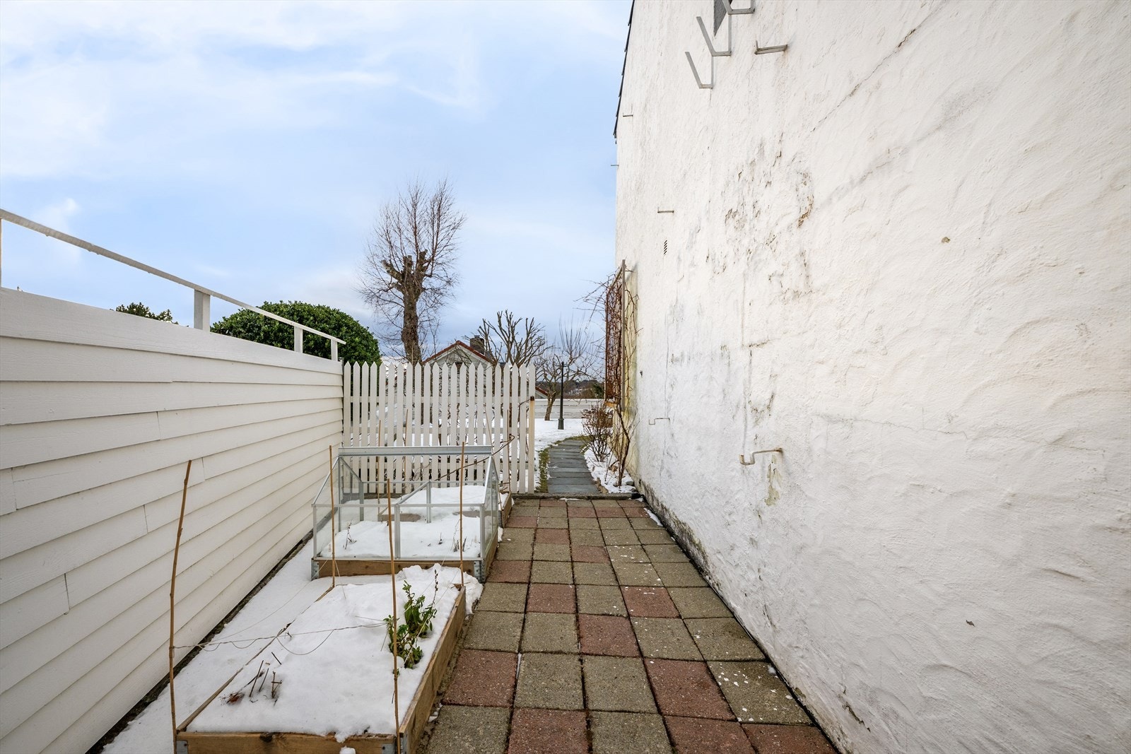 Passasje fra bakgård til hagen med plass til plantekasser og dyrking av grønt. Galleribilde