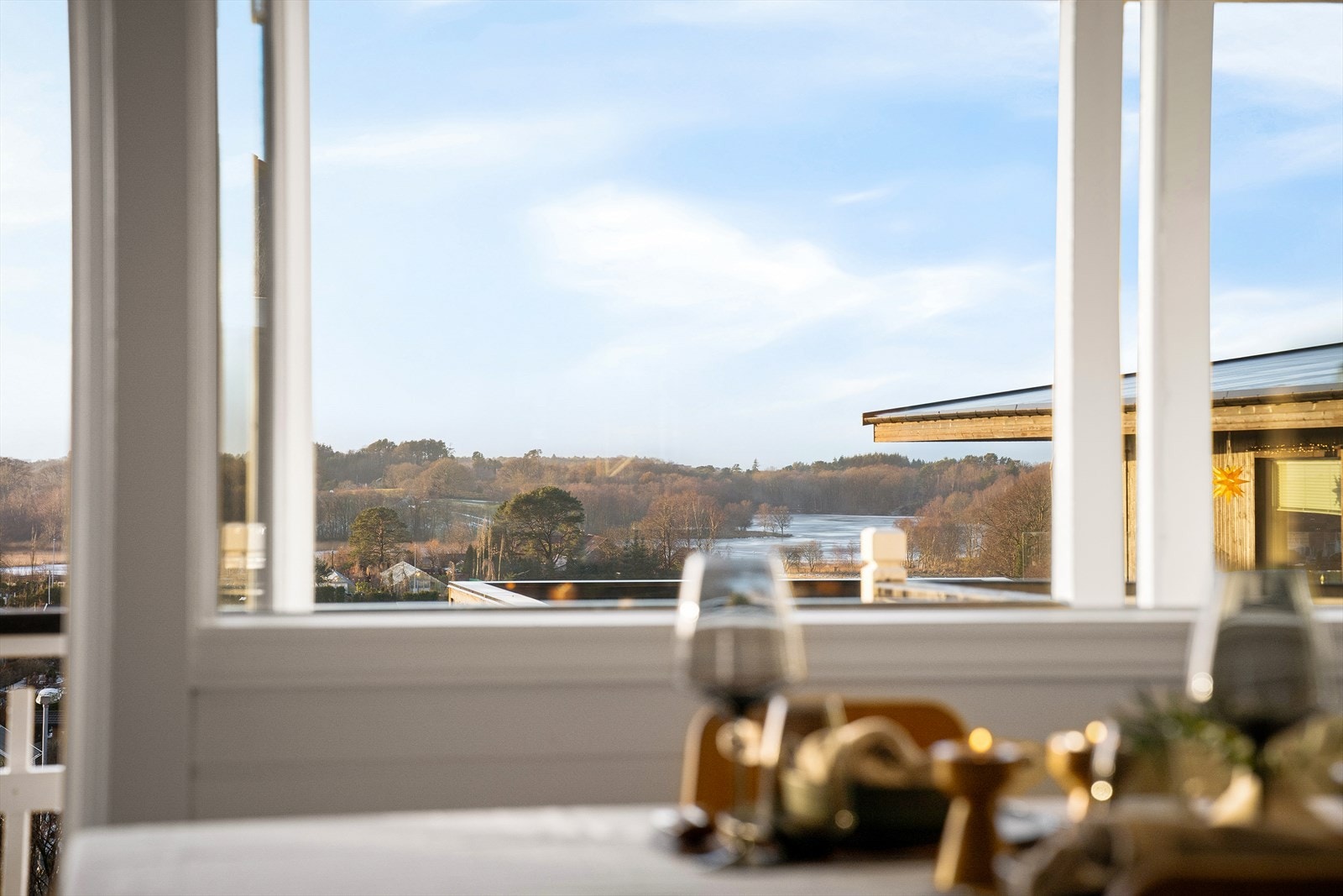 Dan Chruickshank presenterer: Arkitekttegnet enebolig på tilbaketrukket utsiktstomt over Lille Stokkavann. God atmosfære. Lune, solrike uterom. Garasje. (Foto: Stian Dirdal.) Galleribilde