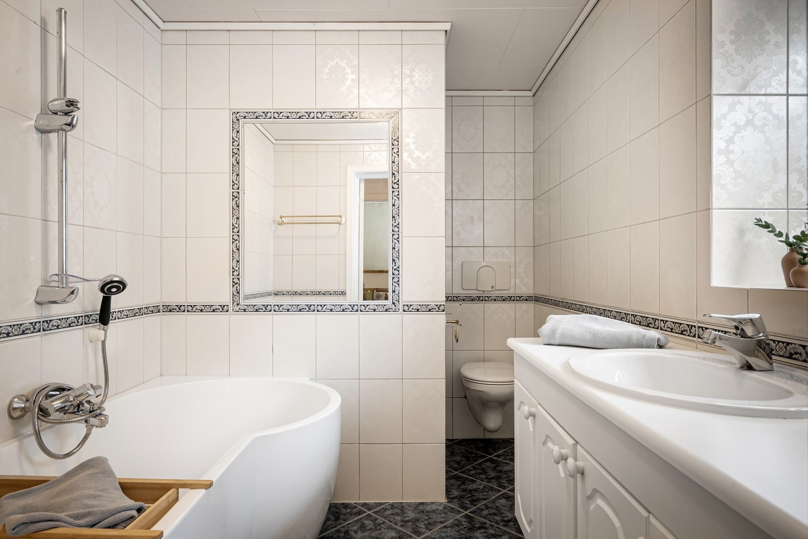 1 av 2 bad - her med badekar. God oppbevaring. Galleribilde