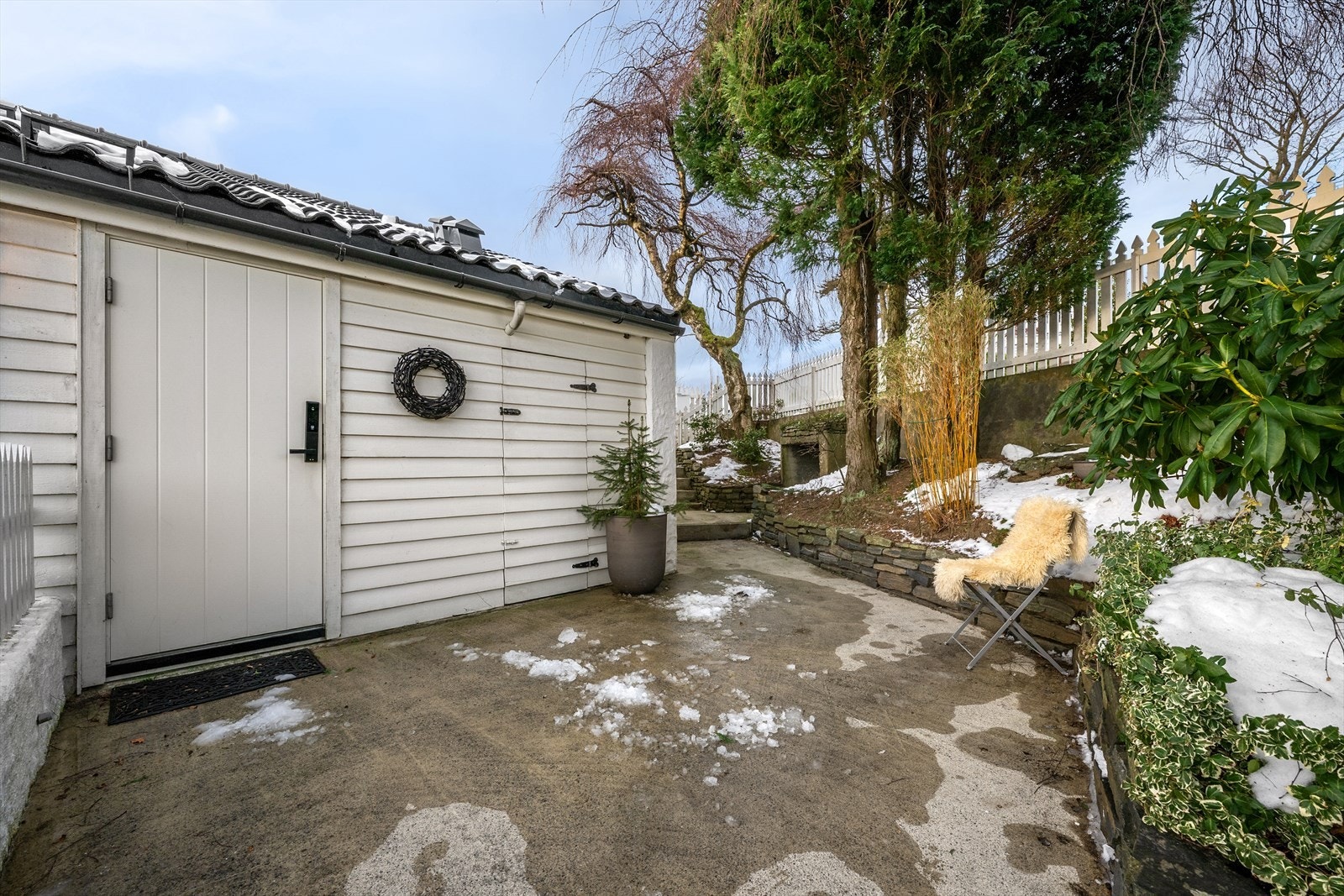 Flotte trær svøper seg over bi-inngangspartiet. En privat oase. Innhukk for lagring. Galleribilde