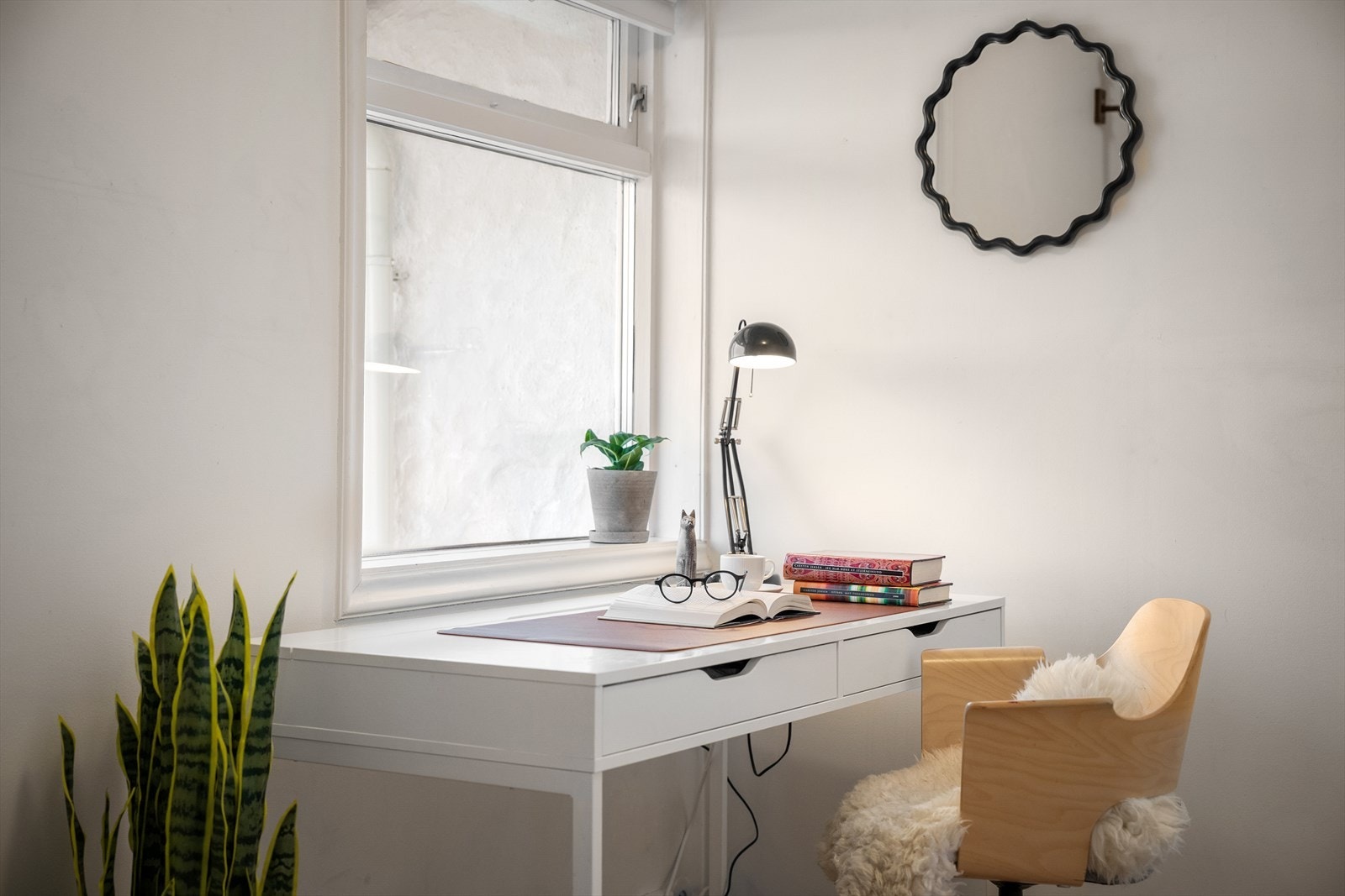 Det perfekte hjemmekontor med nydelig utsikt og flotte lysforhold. 1-stavs gulv også her. Integrerte skaper. Potensielt soverom nr. 4 om du har behov. Galleribilde