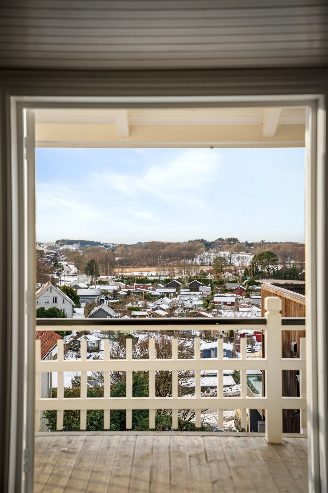 Dobbeldør ut til store solrike og svært lune, terrasser. Fin flyt mellom inne og ute. Utsikten med både Eiganes kolonihage, Lille Stokkavann og naturen - gir påfyll til godt humør og tilværelse. Galleribilde