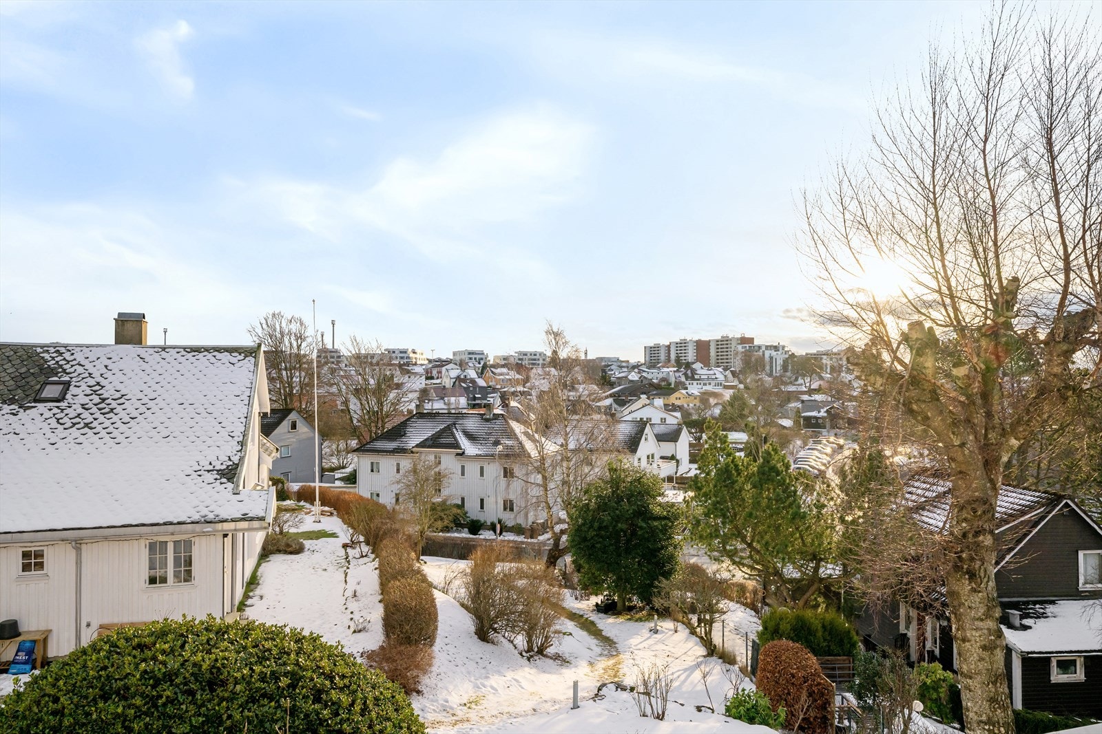 Utsikt i flere retninger med flott bebyggelse. Strålende gode solforhold og private uterom. Galleribilde