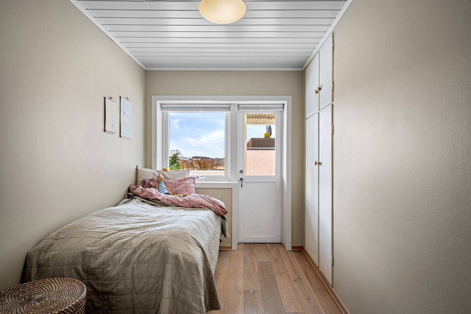 Soverom nr. 4 med integrerte skap og utg. terrasser med hage. Svalt selv på sommeren grunnet takutstikk og sokkelplassering. Galleribilde