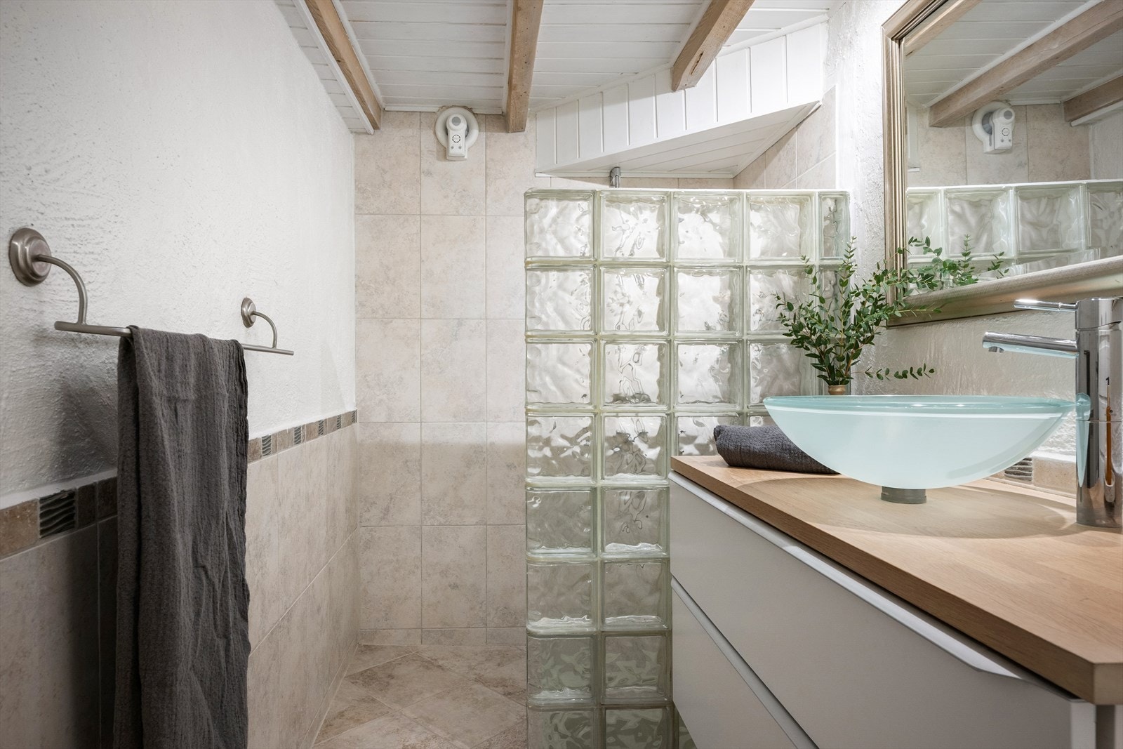 Bad nr. 2 er perfekt når voksne og barn, eller ungdom - skal klargjøre seg samtidig morgen og kveld. Moderne servant med god lagring. Galleribilde