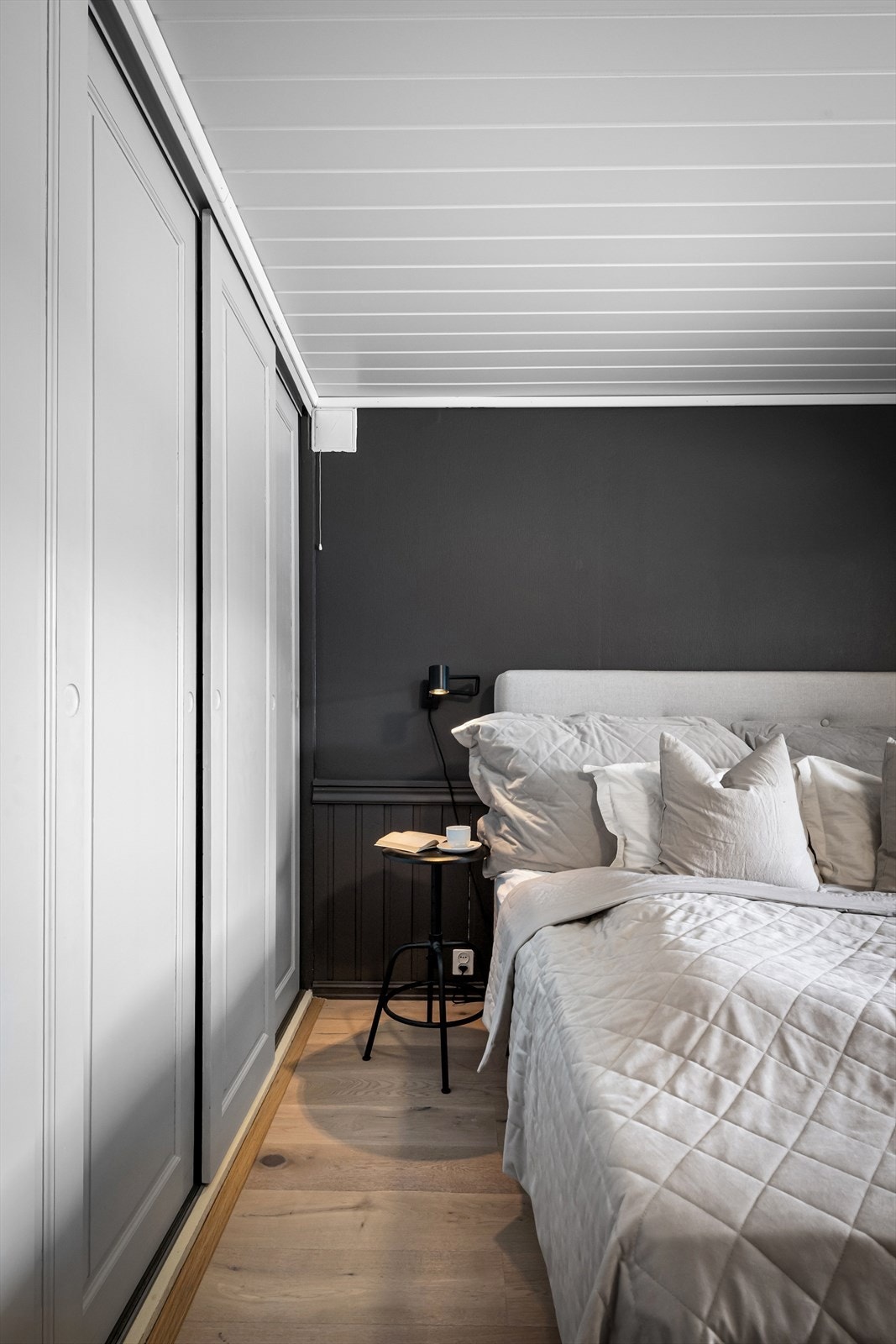 Stor skyvedørsgarderobe for alt av klær. Galleribilde